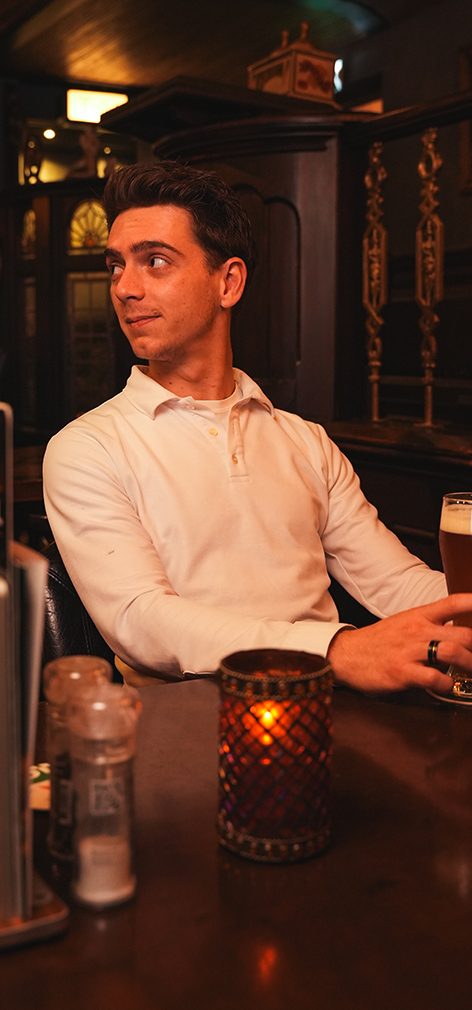Man zit aan tafel met een biertje in een sfeervol restaurant bij De Gribus, restaurant Kootwijkerbroek dichtbij